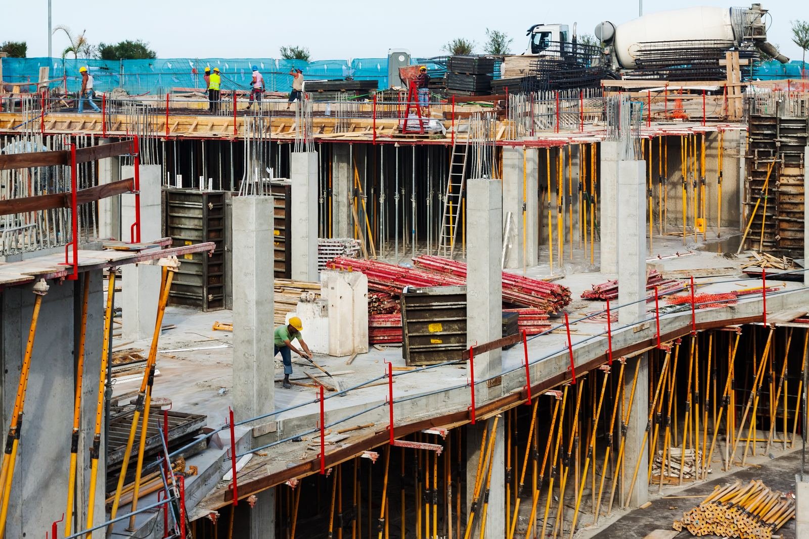 Coffrage et ferraillage sur un chantier de structure béton